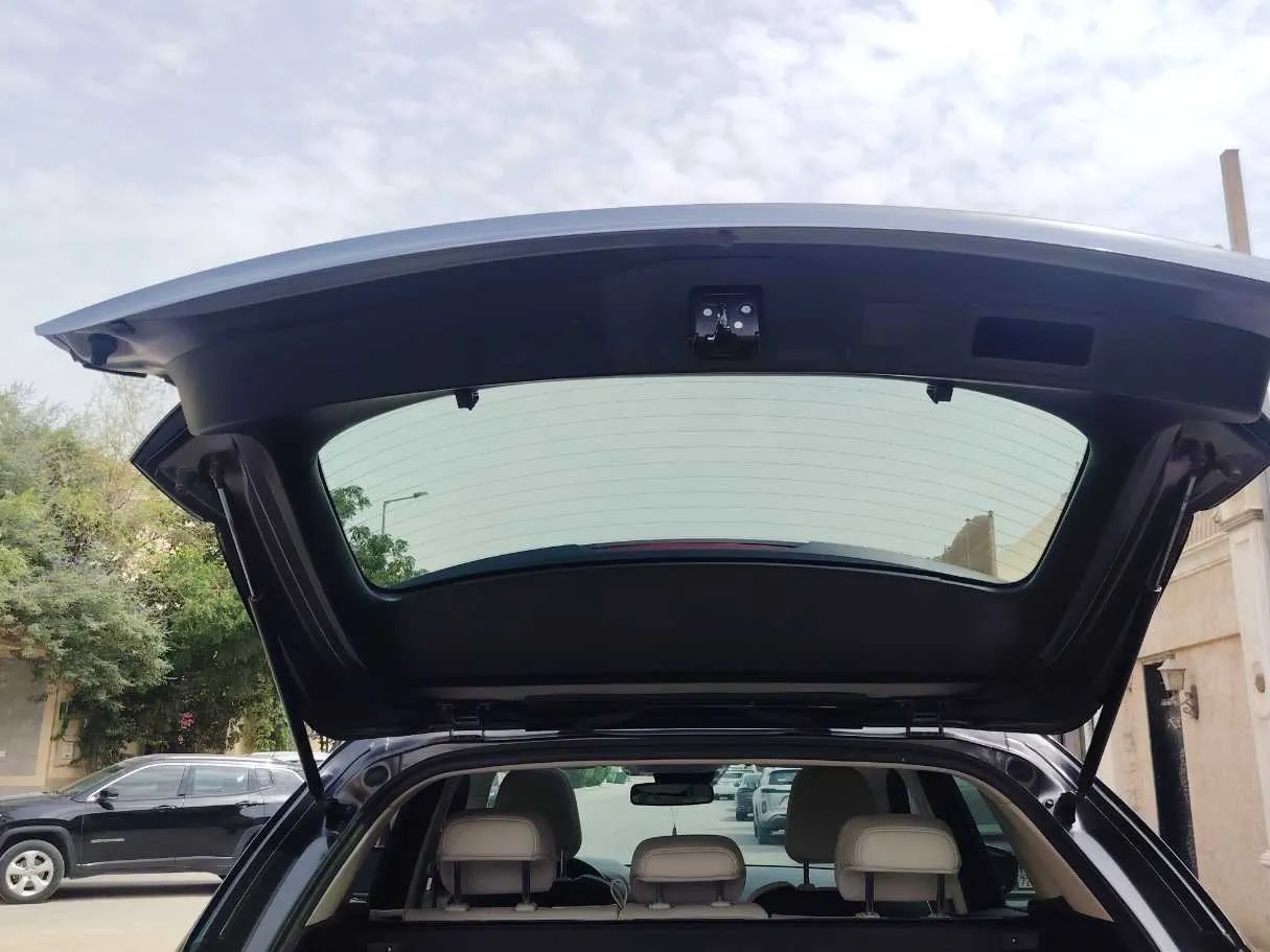 Car image 25