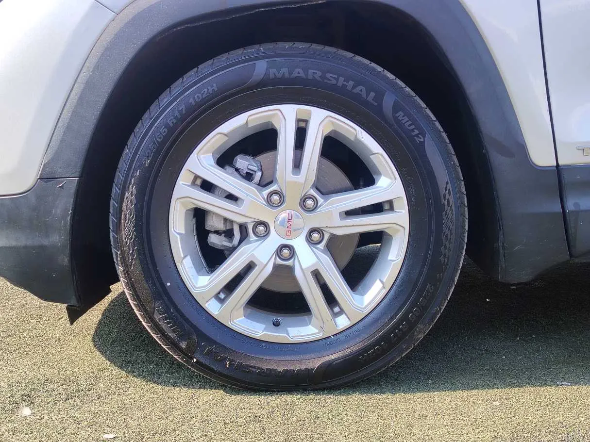 Car image 9