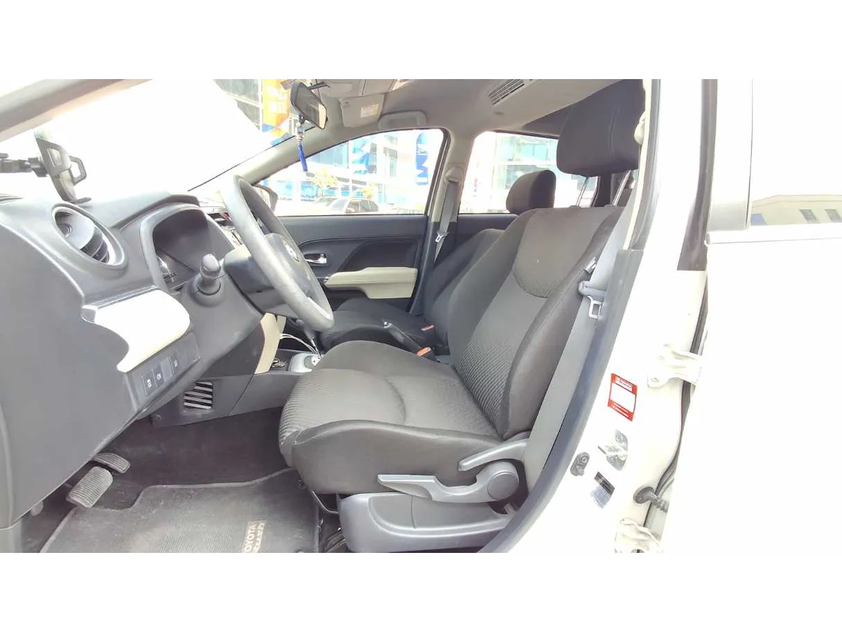 Car image 12
