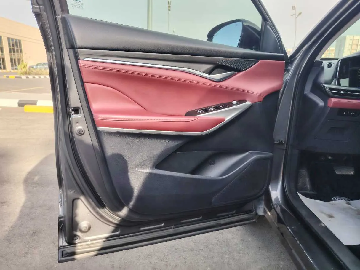 Car image 10