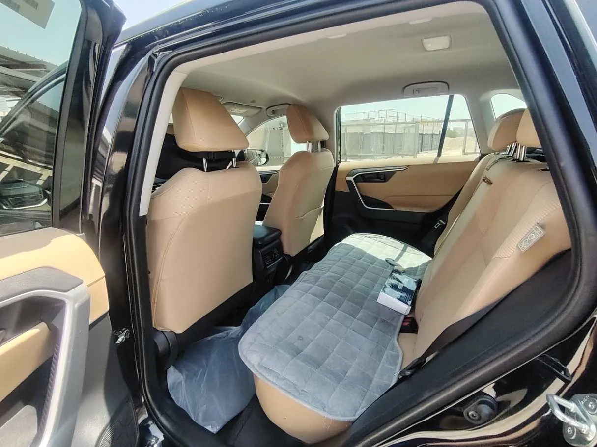 Car image 12
