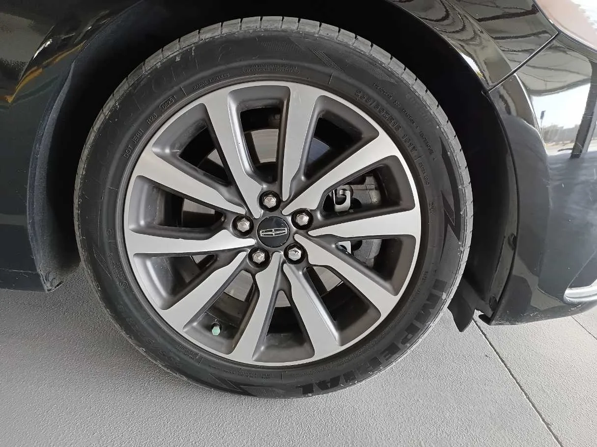 Car image 9
