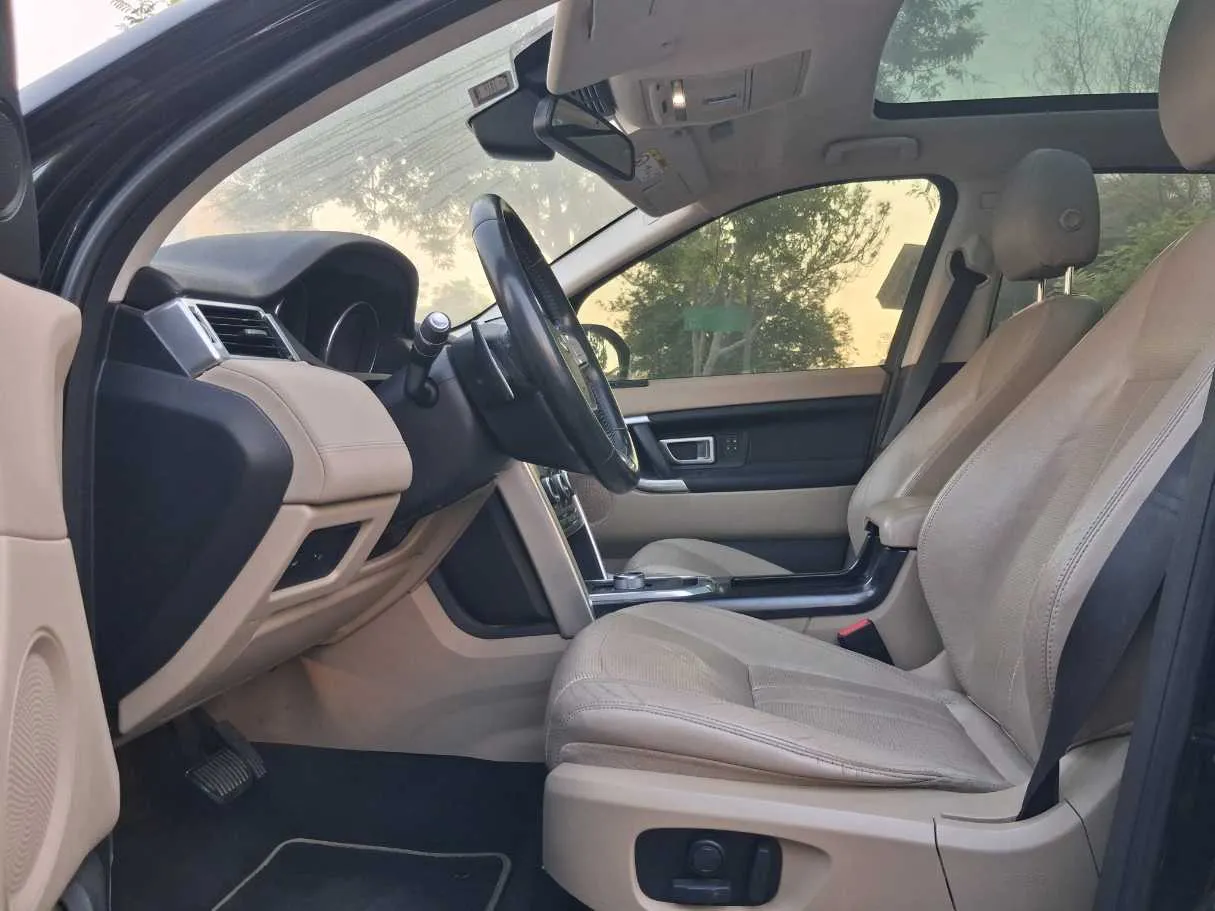 Car image 12