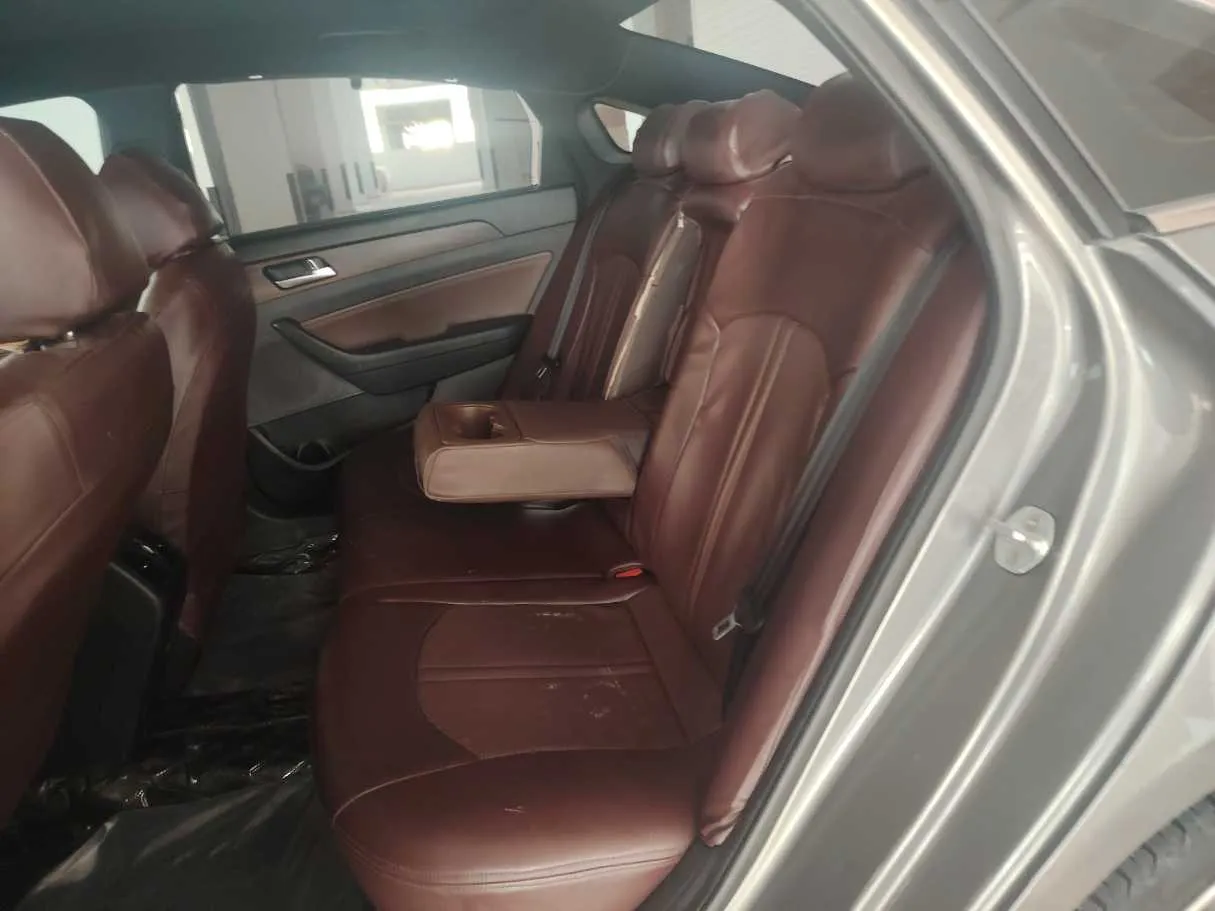 Car image 17