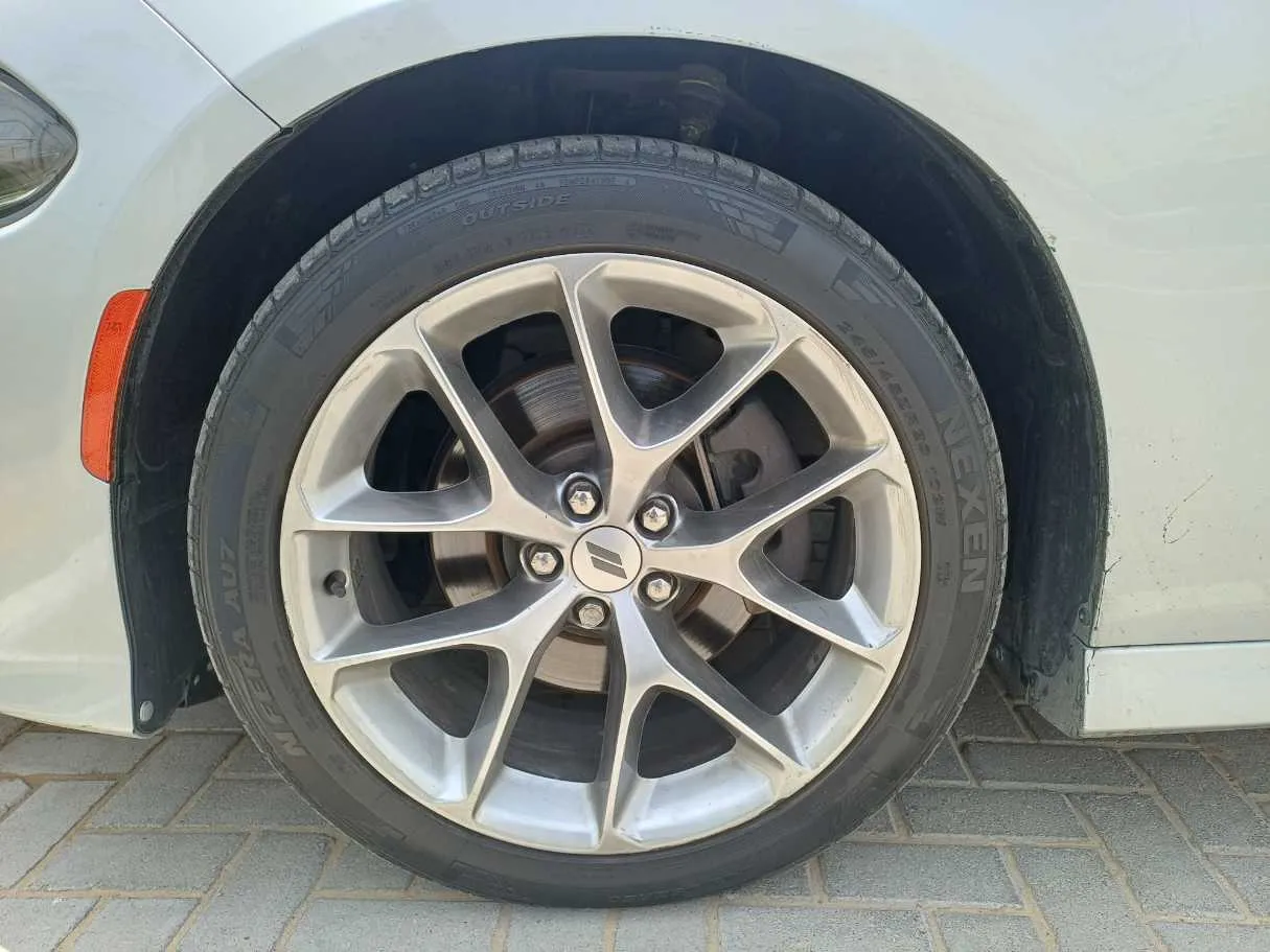 Car image 9