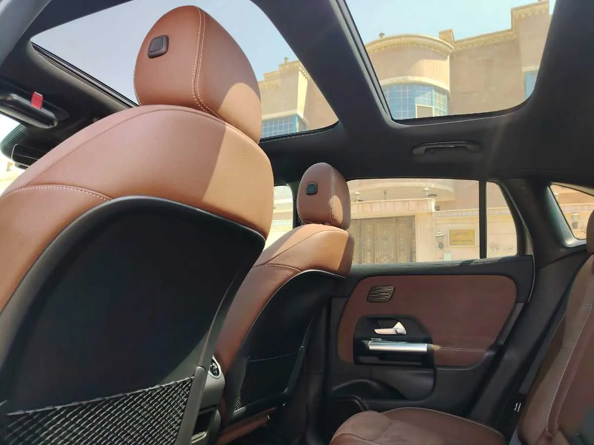 Car image 18
