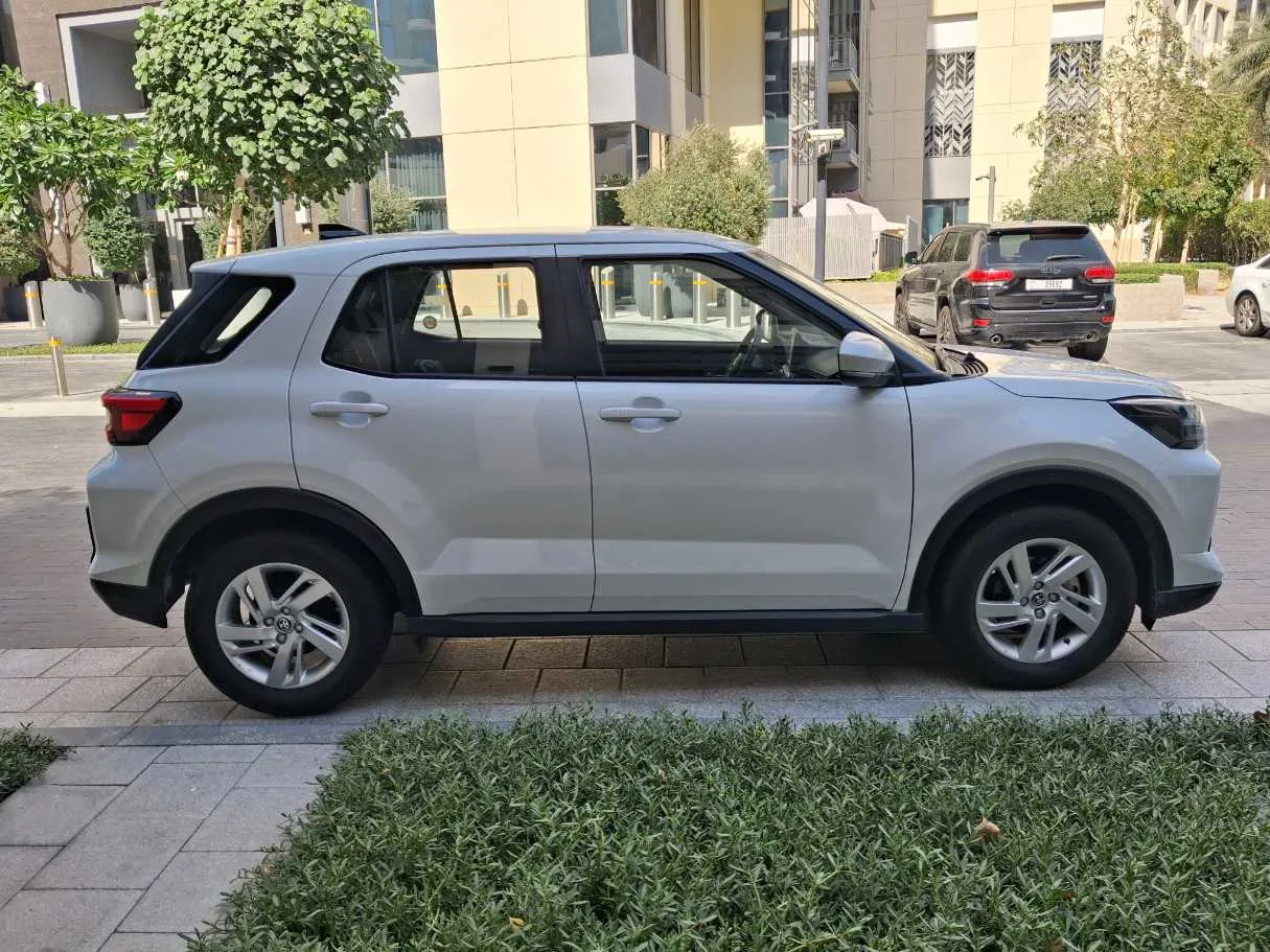 Car image 8