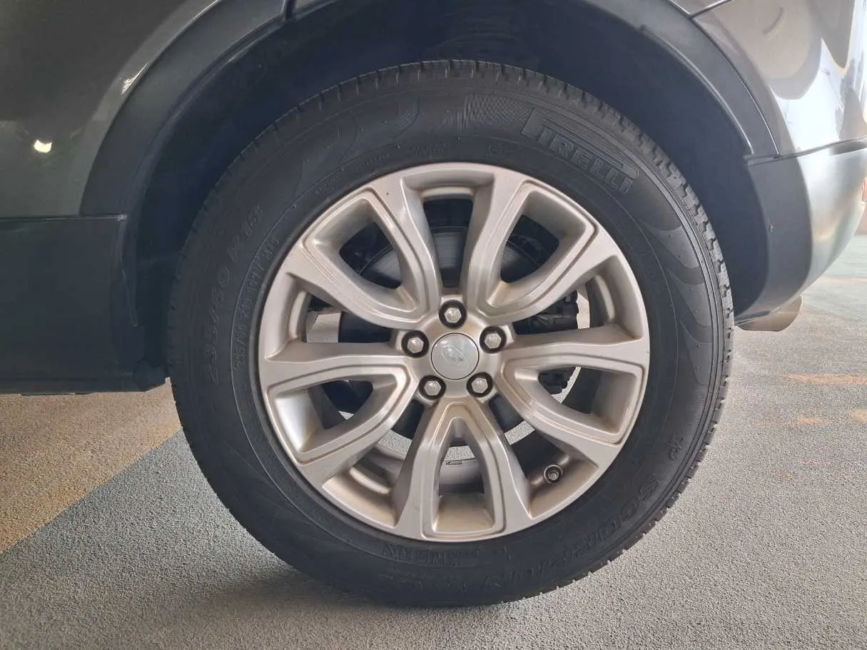 Car image 9
