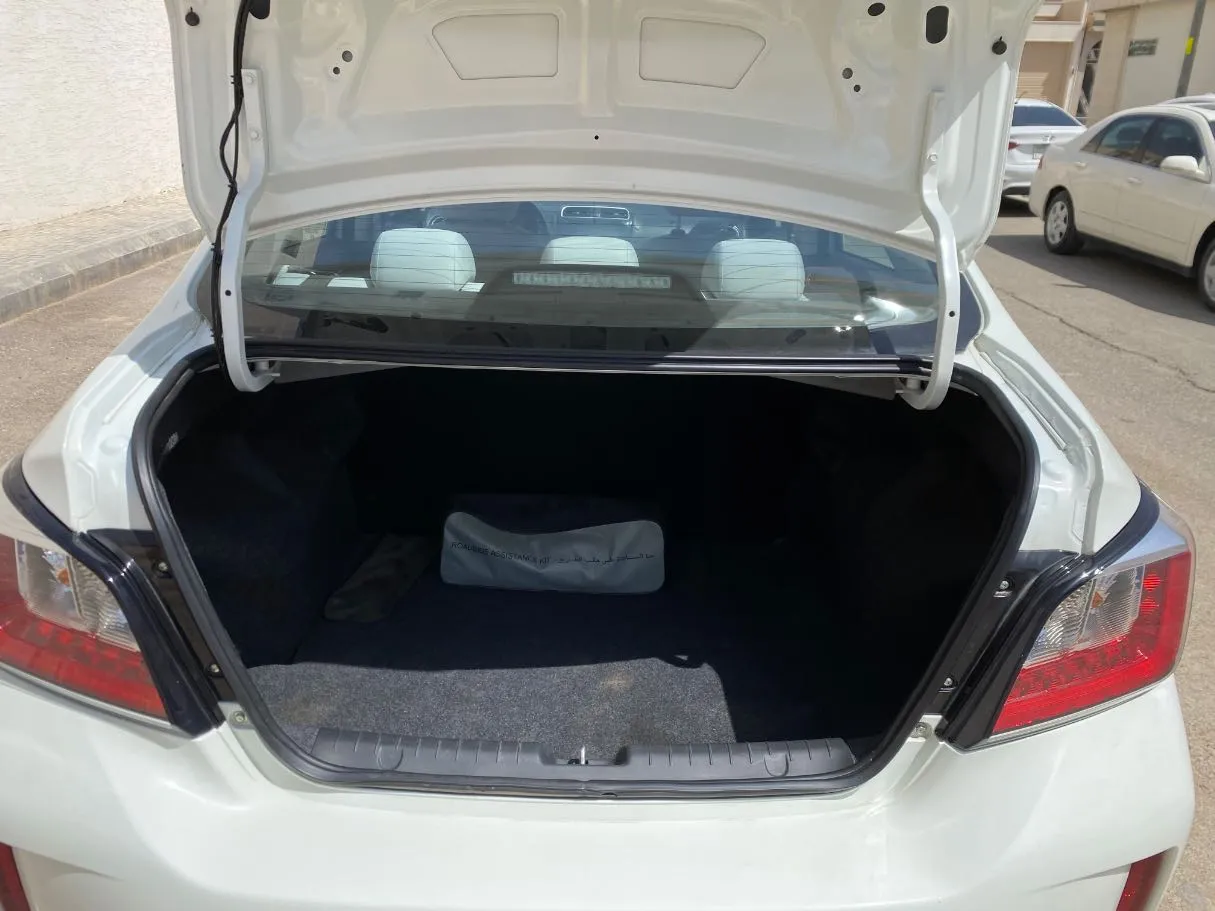 Car image 18