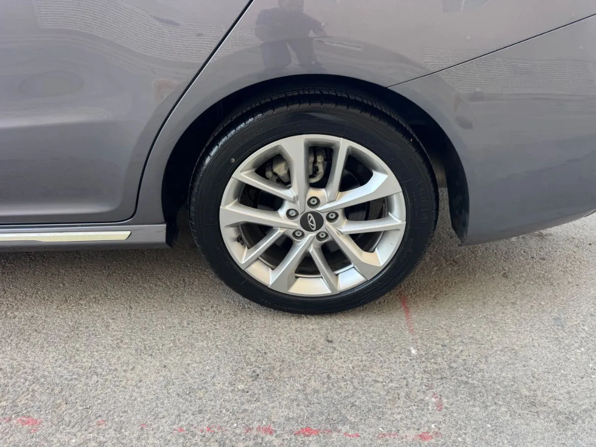 Car image 9