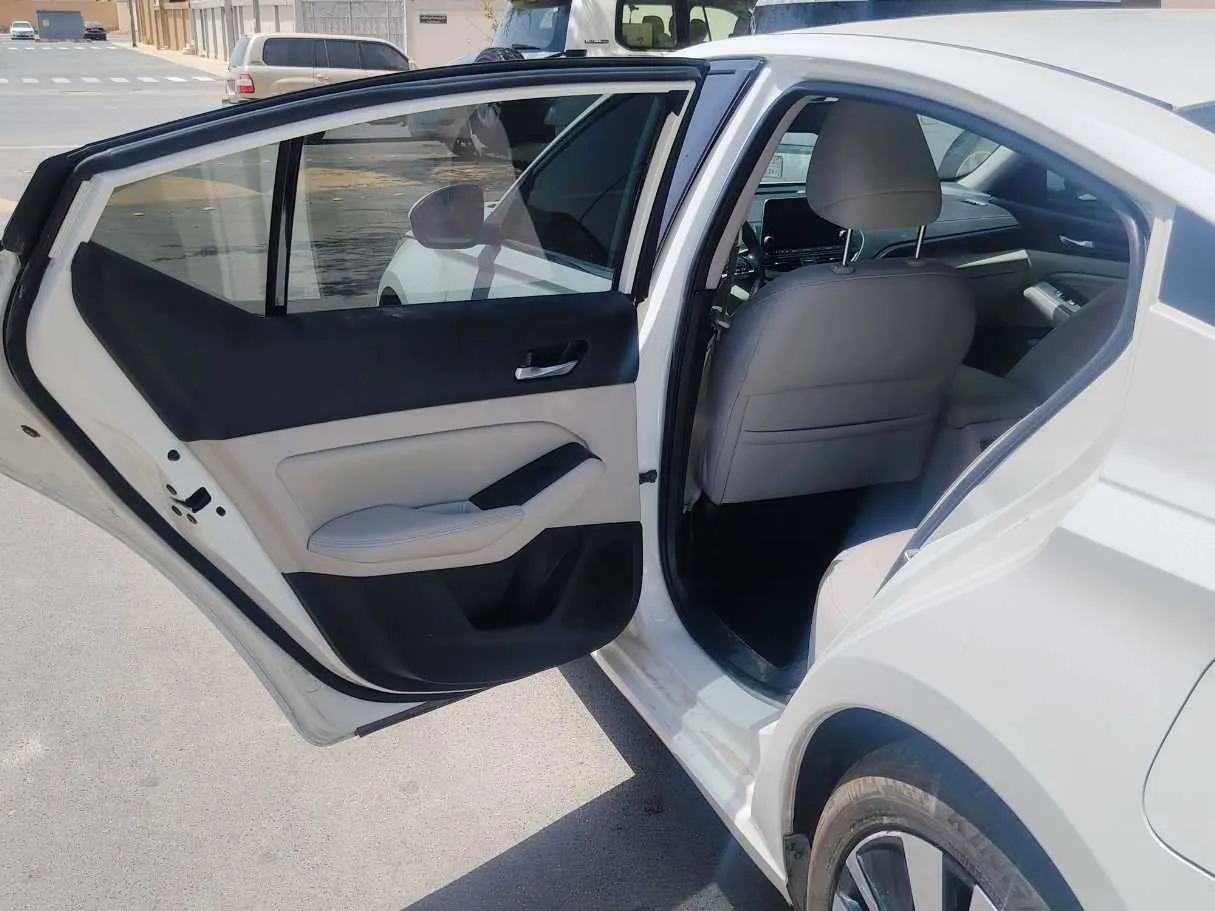 Car image 13