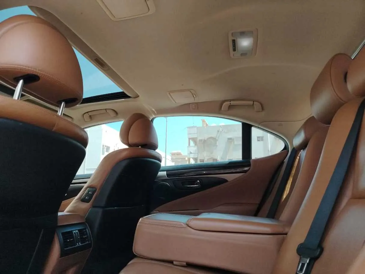 Car image 20
