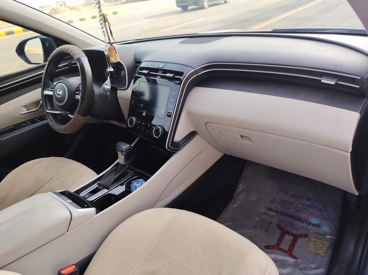 Car image 14