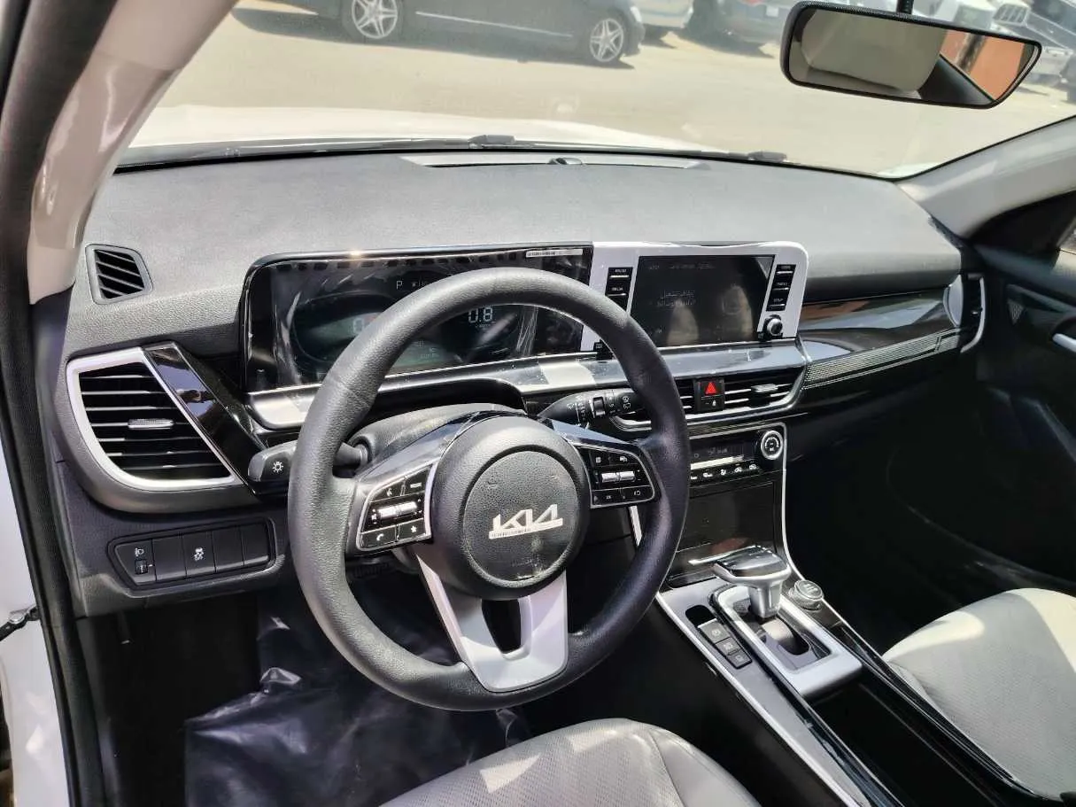 Car image 15