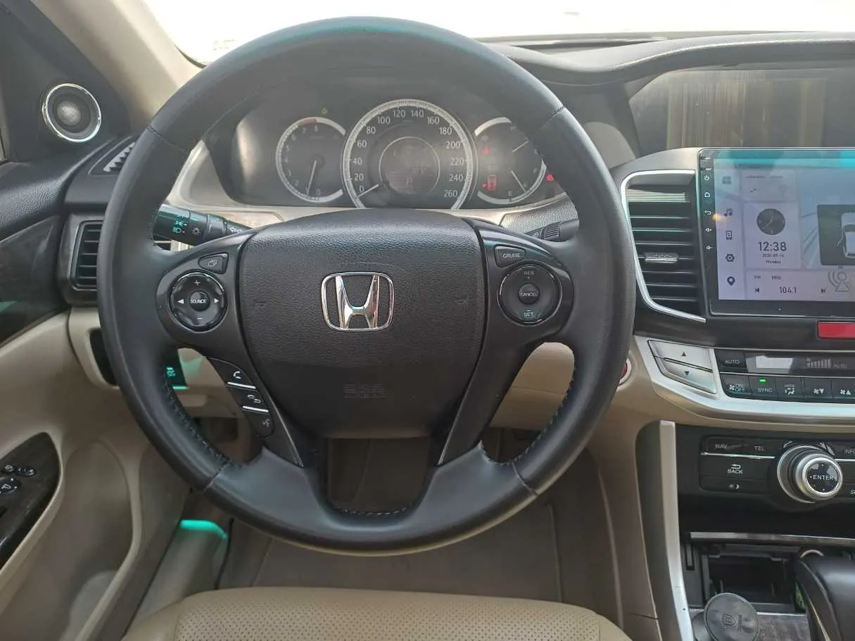 Car image 17