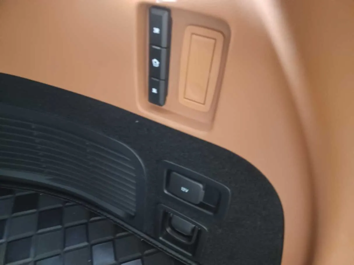 Car image 25