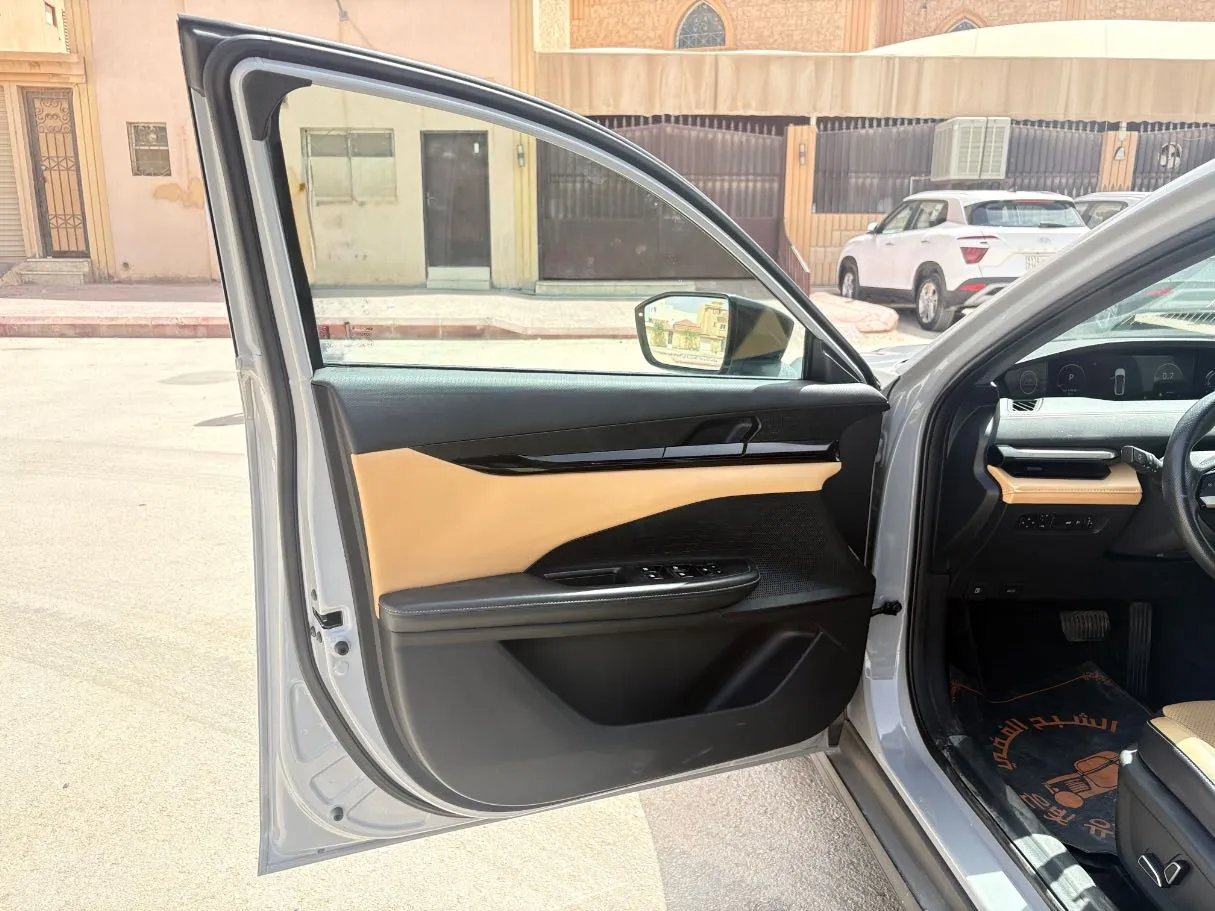 Car image 10