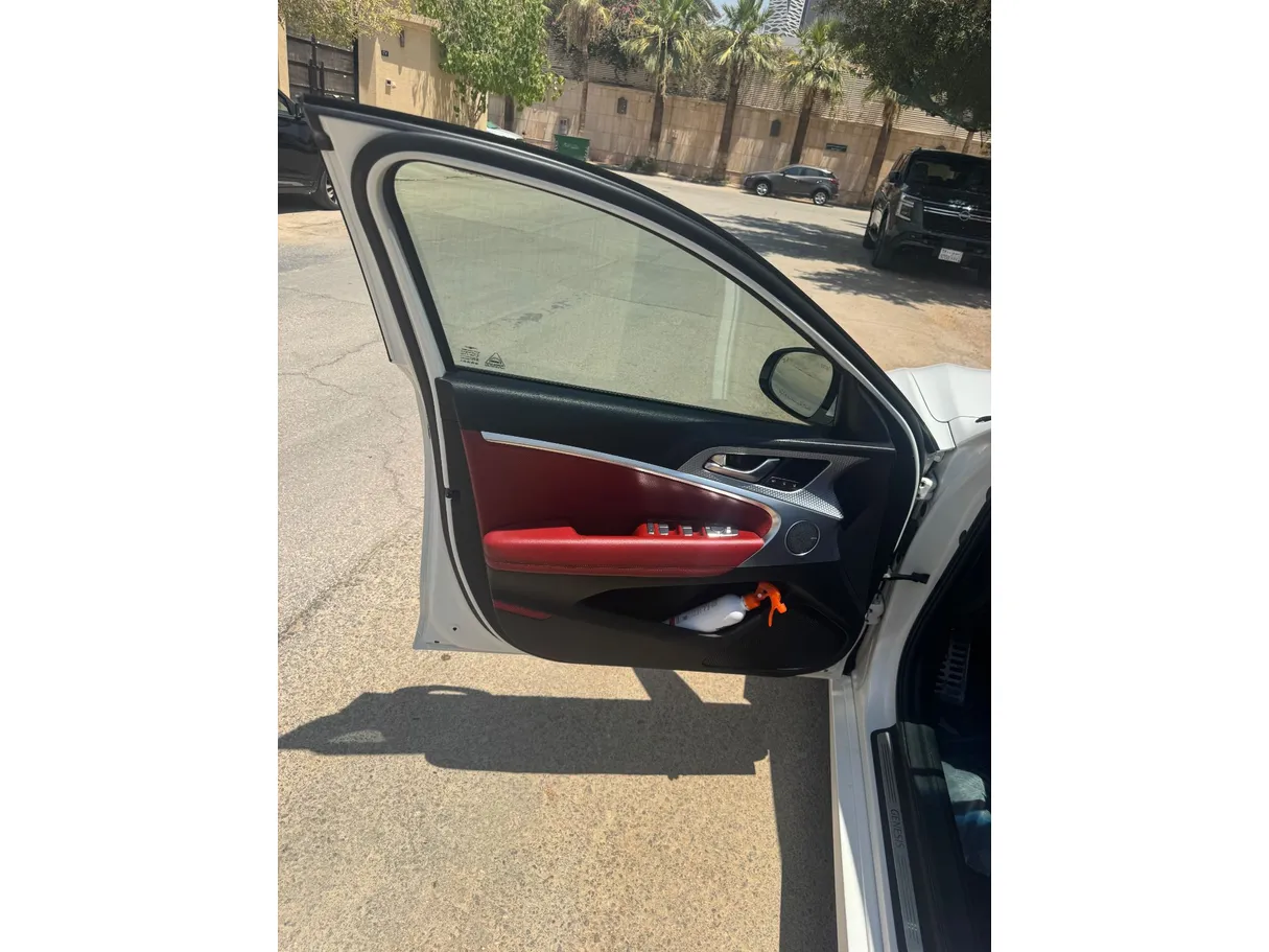 Car image 10