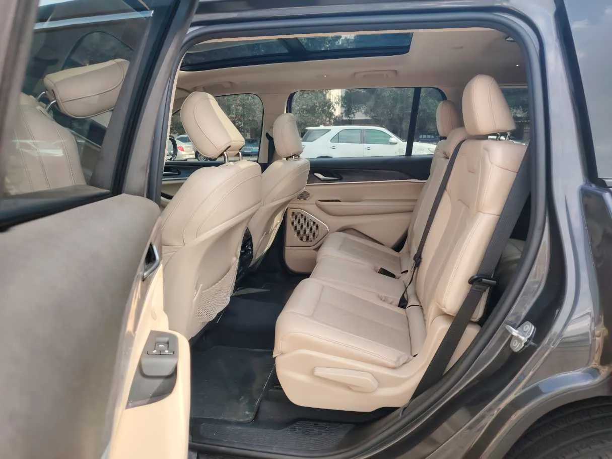 Car image 14