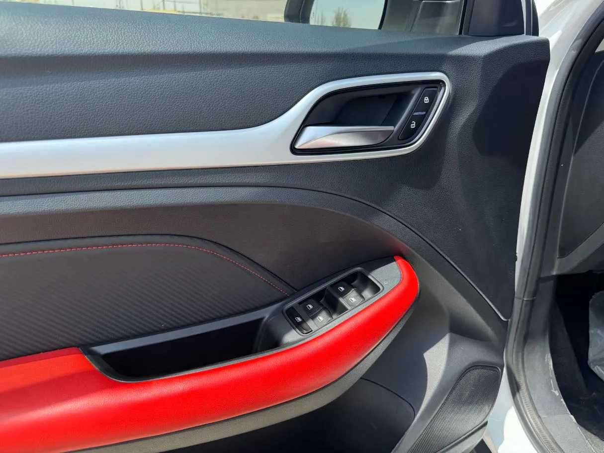 Car image 11