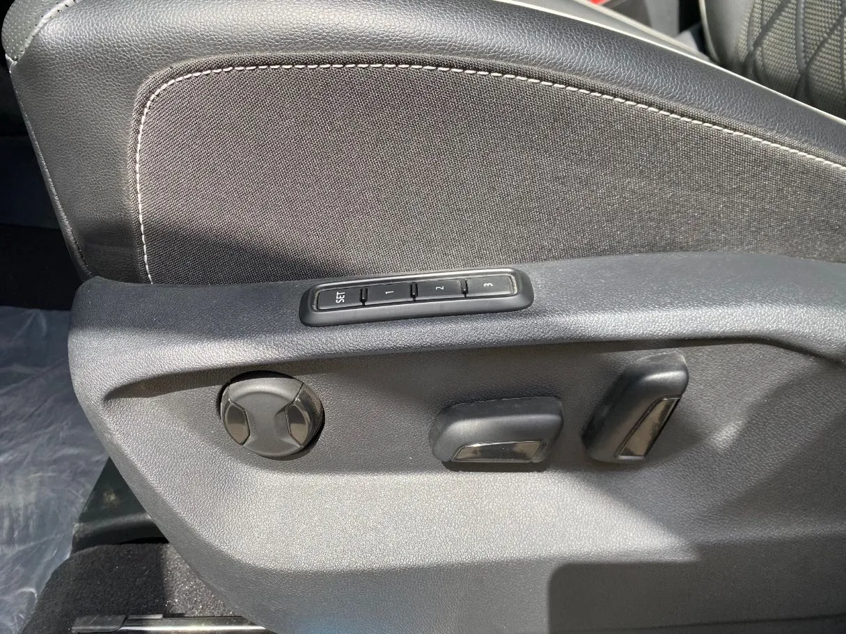 Car image 29
