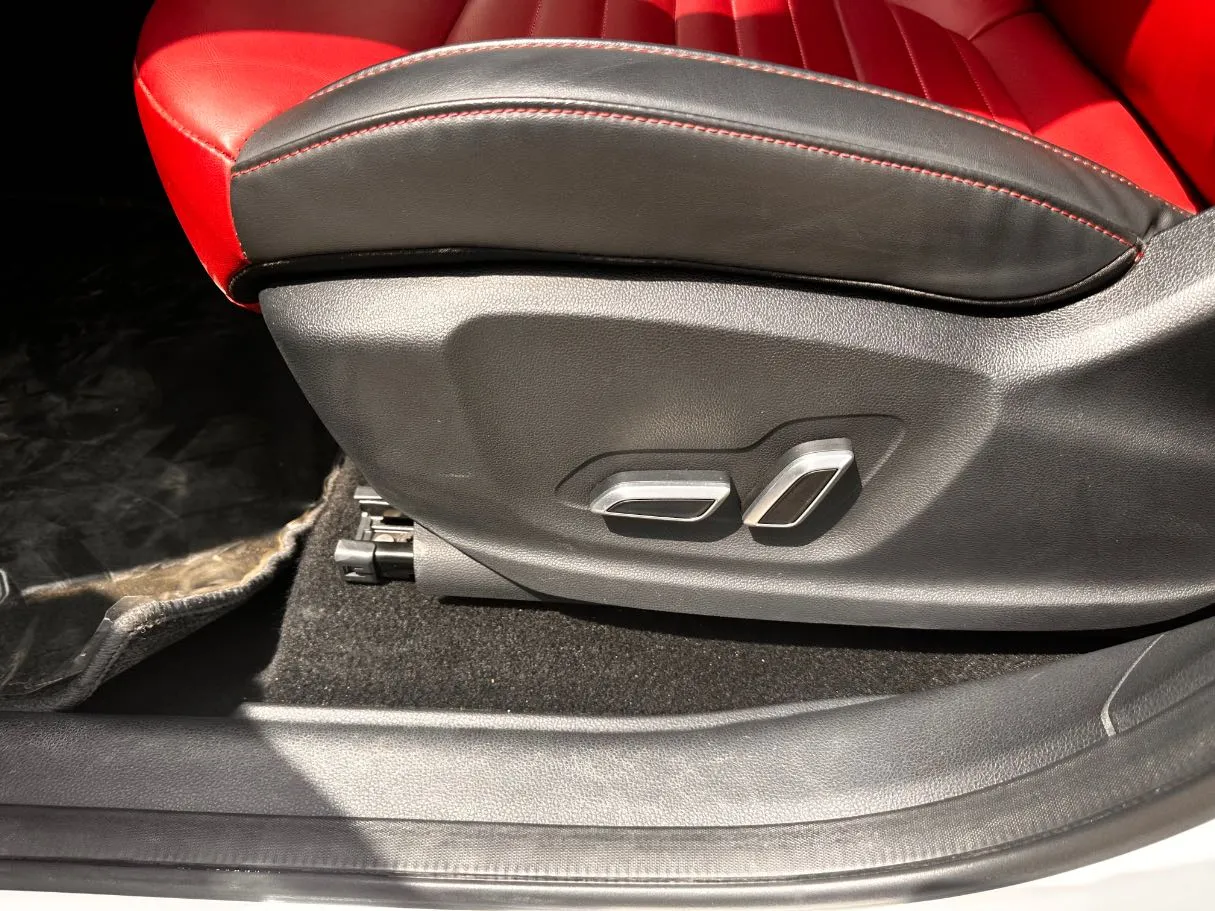 Car image 30