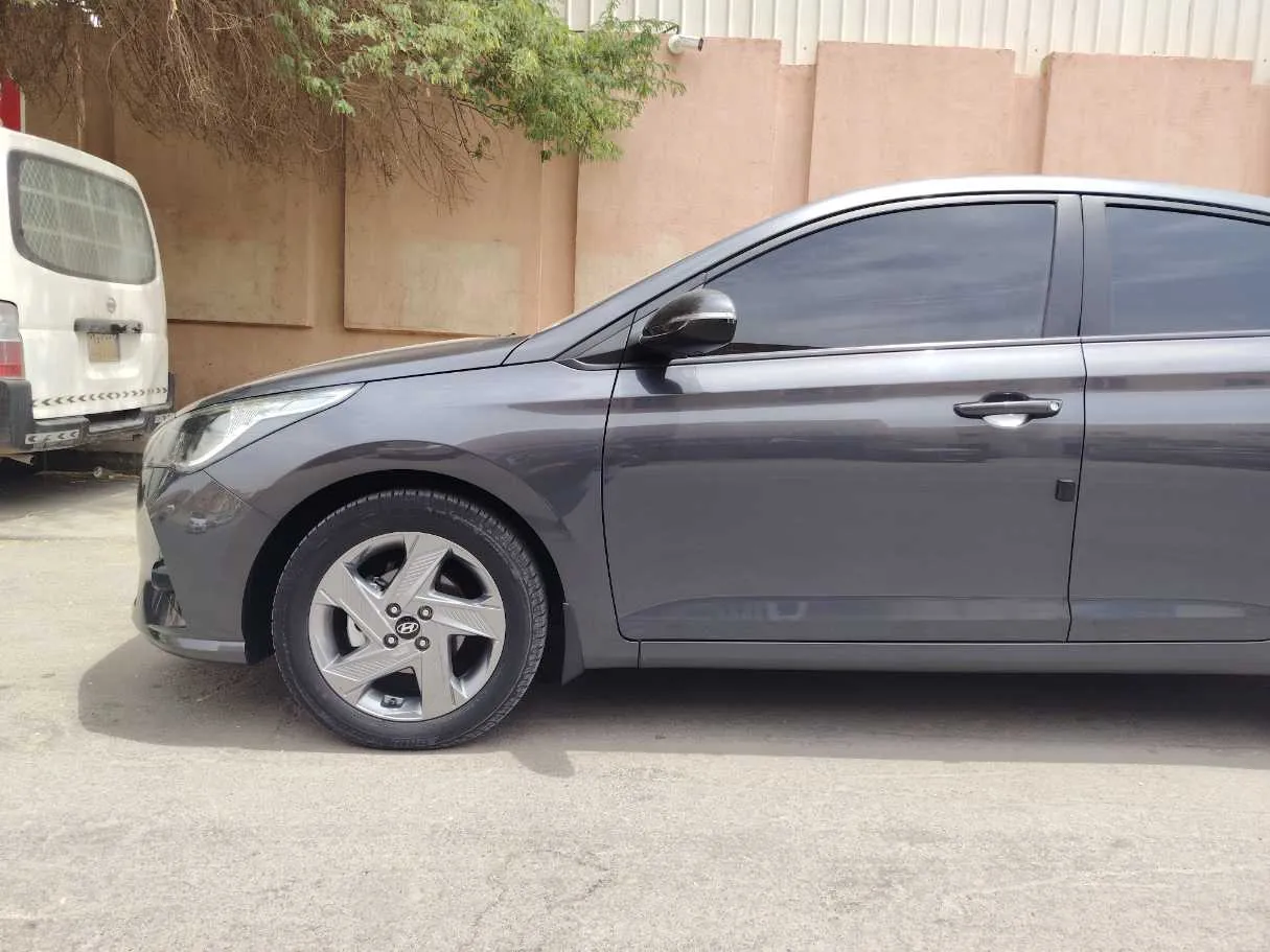 Car image 9