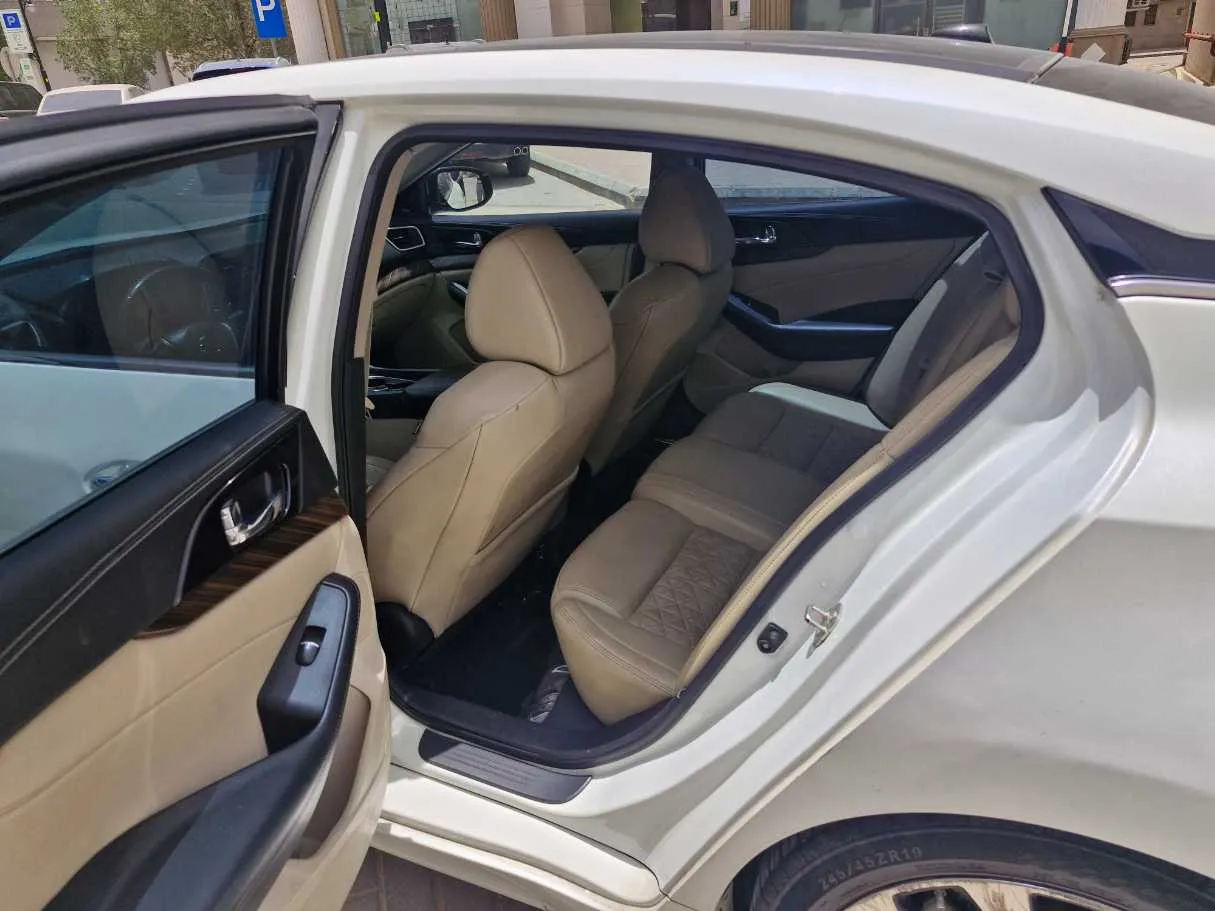 Car image 14