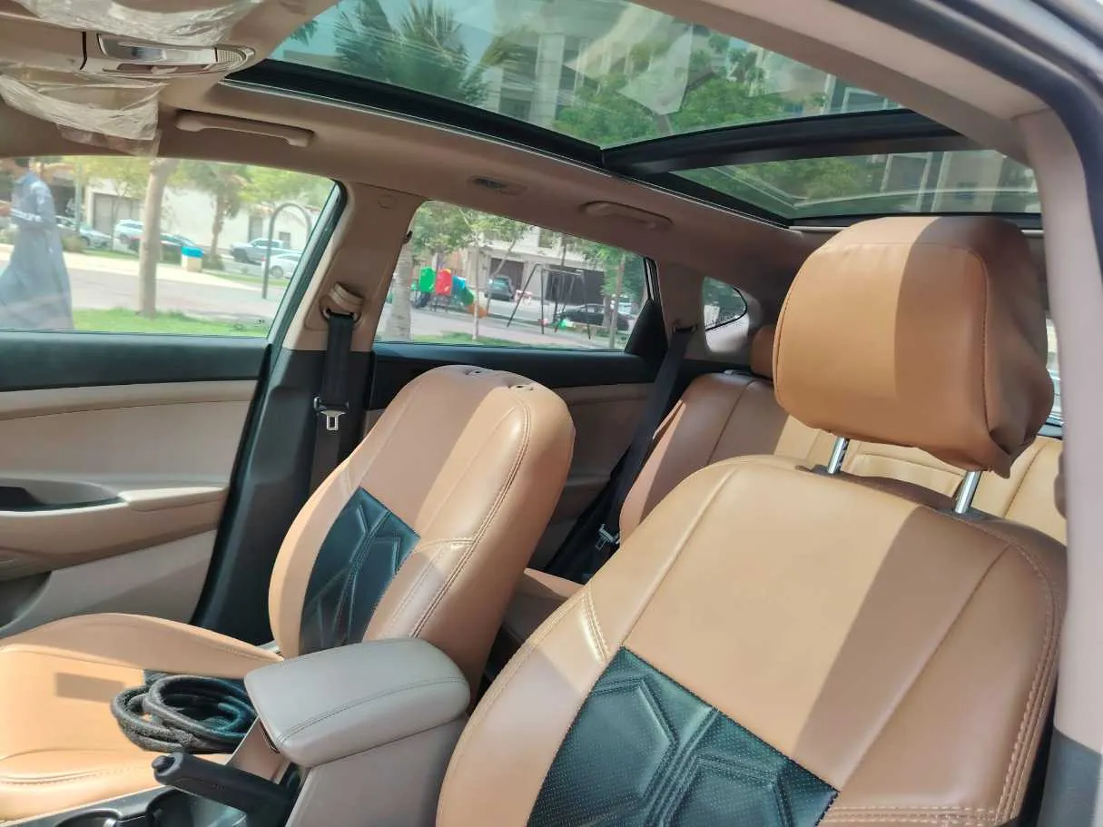Car image 14