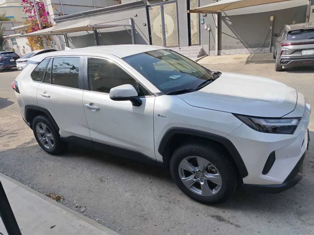 Car image 4