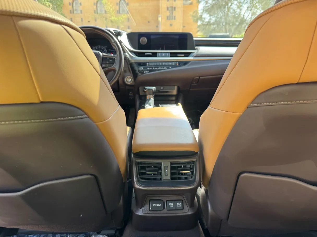 Car image 20