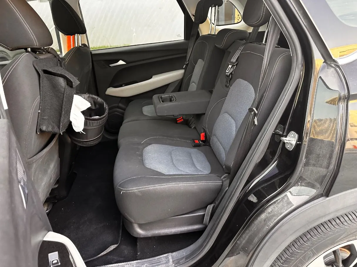 Car image 14