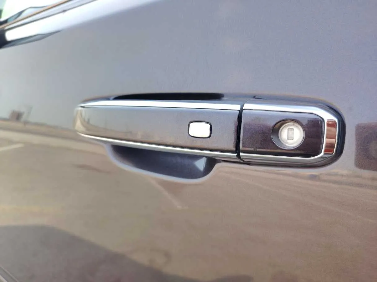 Car image 30