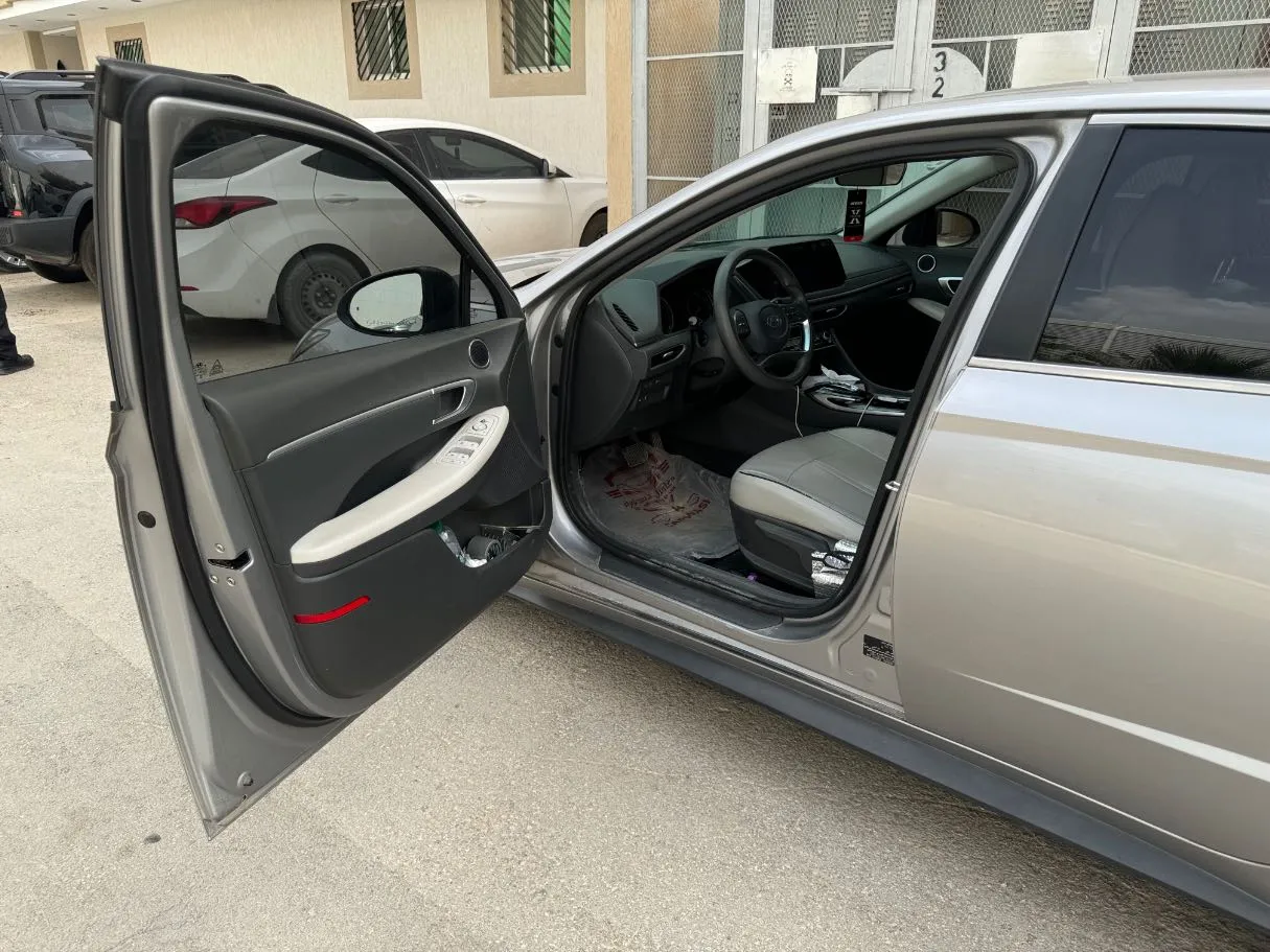 Car image 9