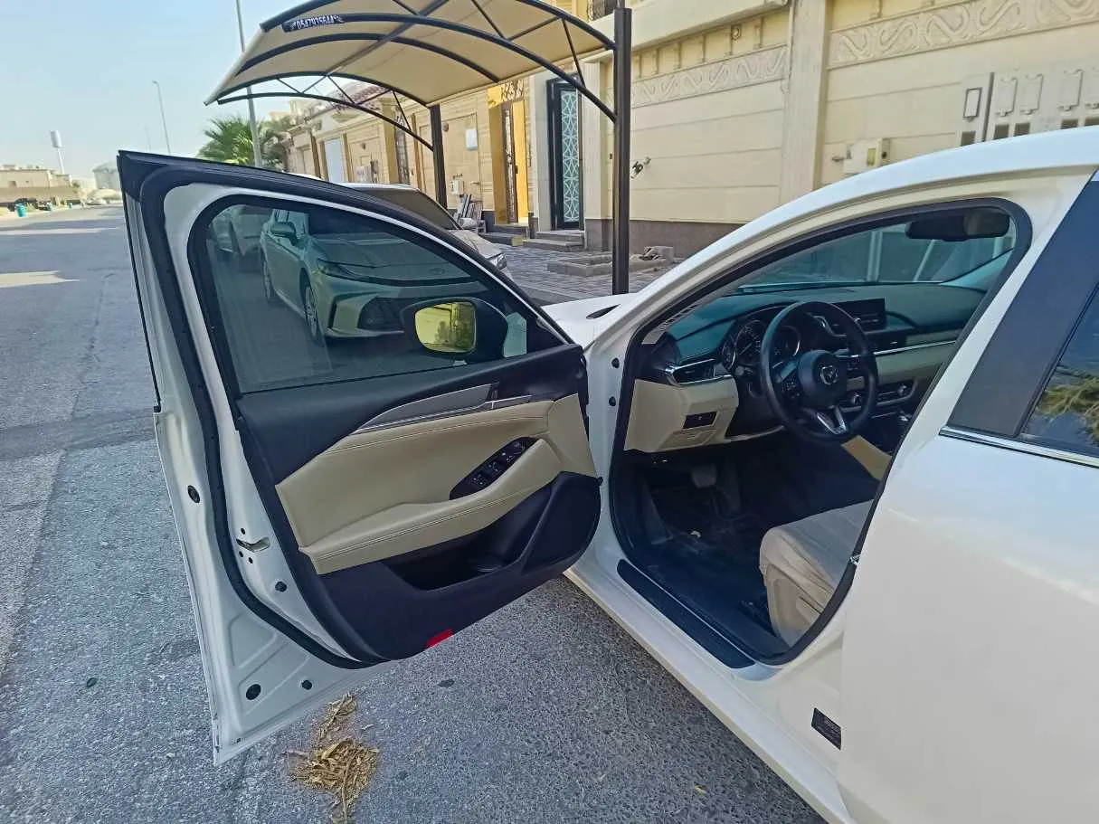 Car image 12