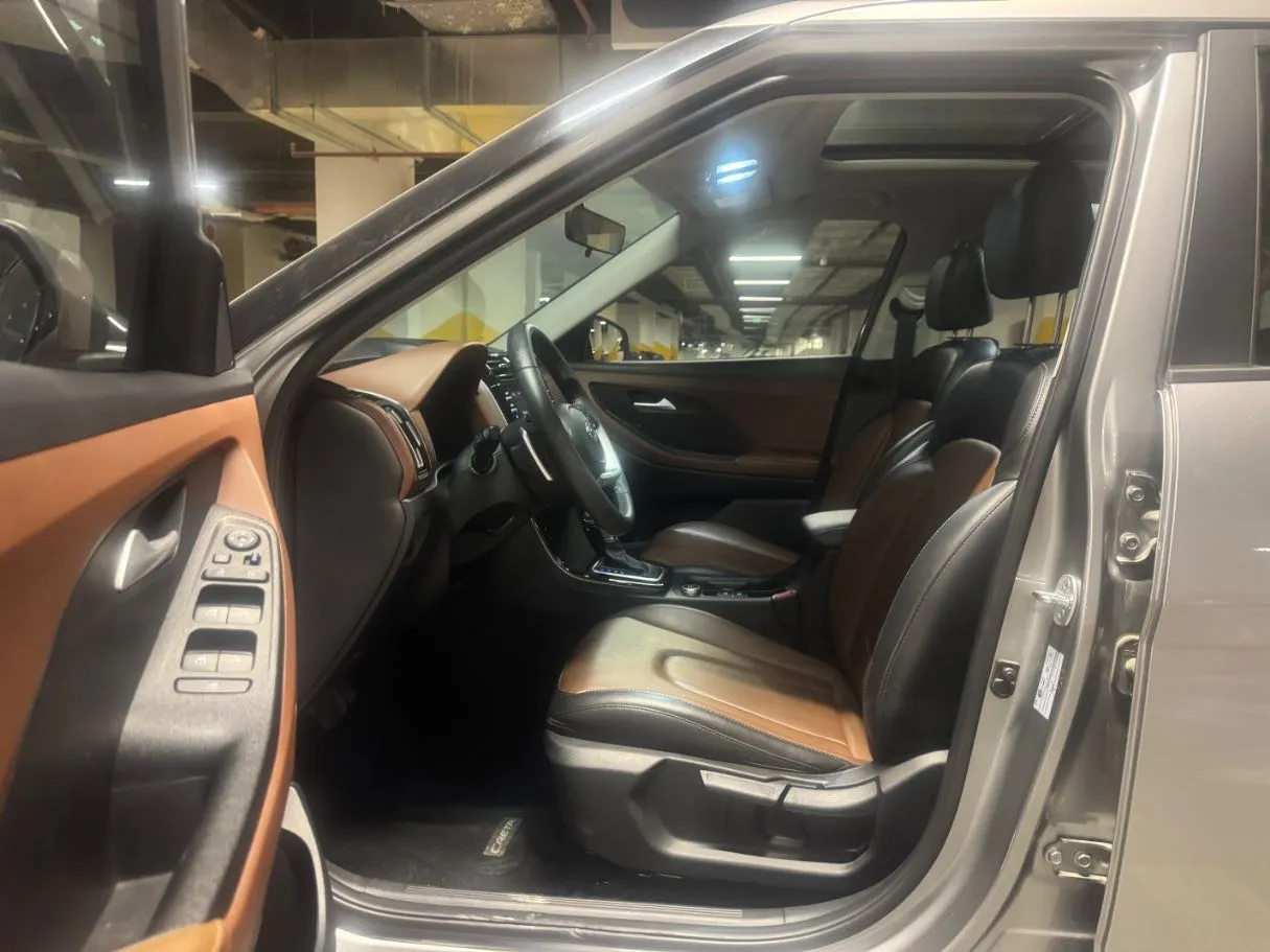Car image 12