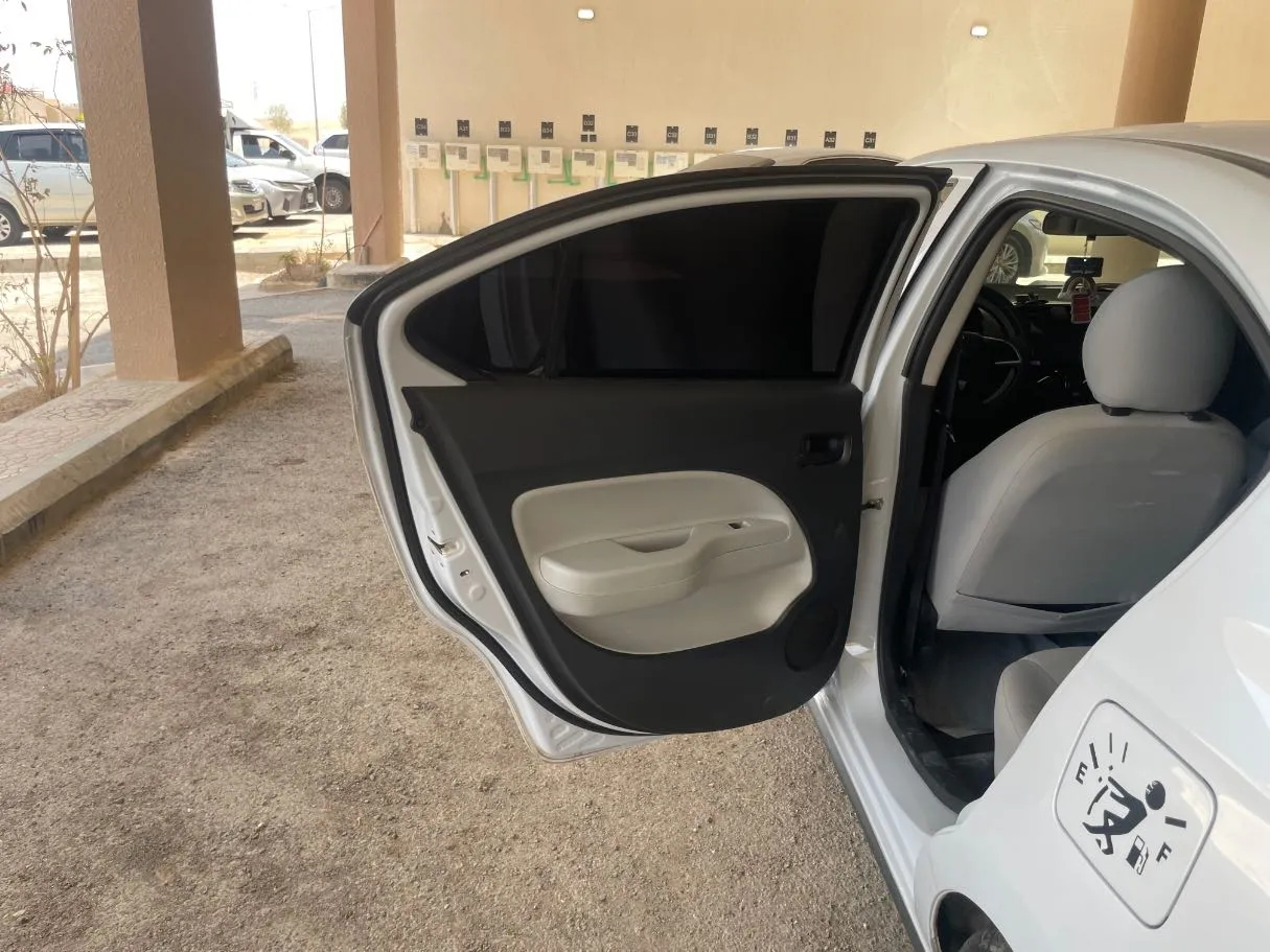 Car image 14