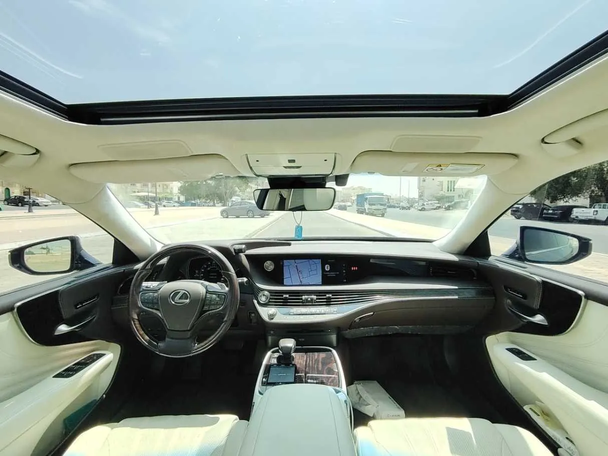 Car image 18