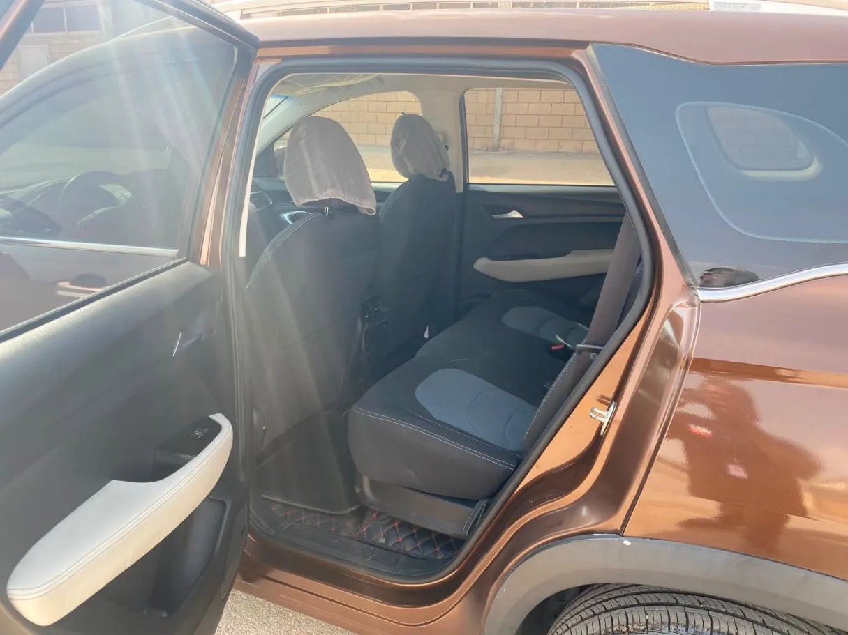 Car image 12