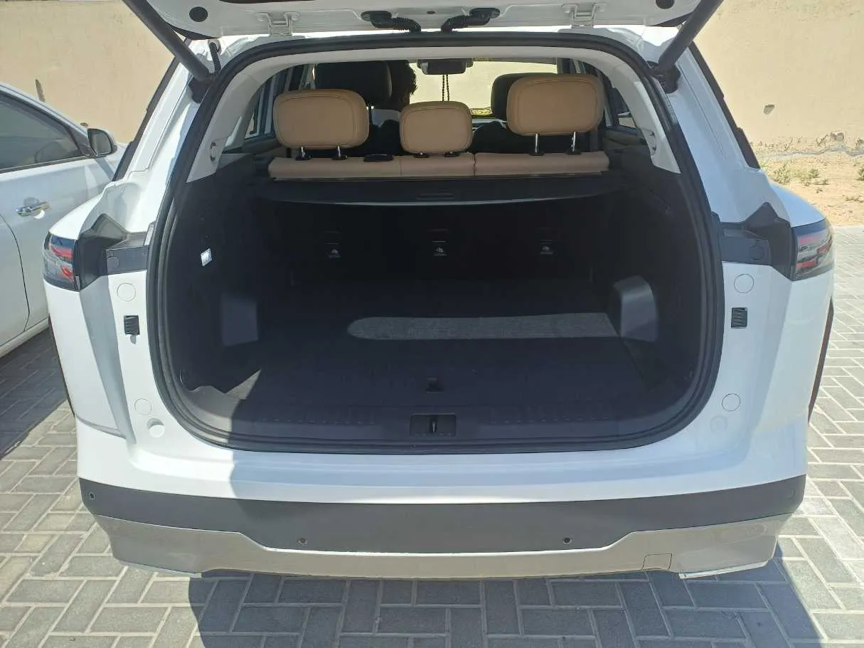 Car image 19