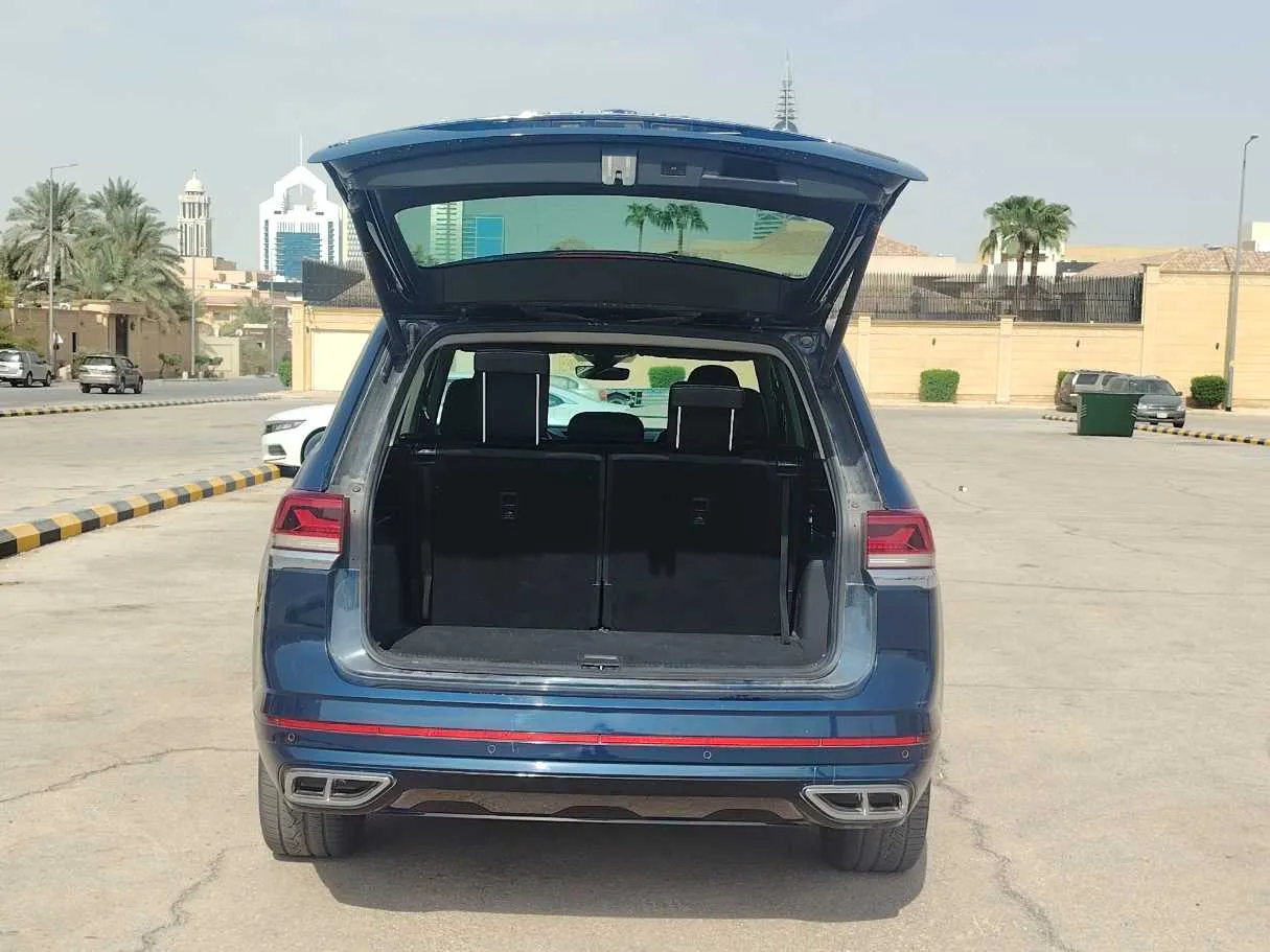 Car image 26