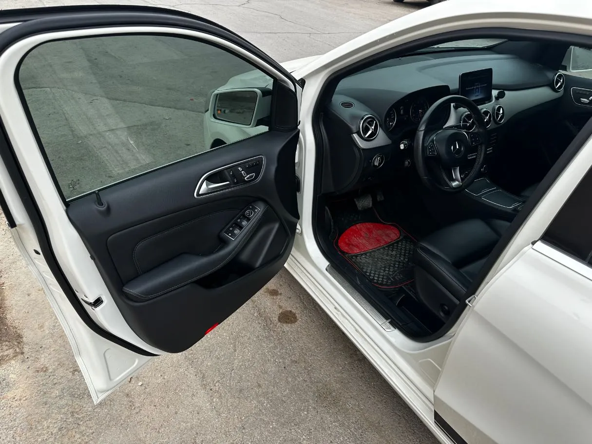 Car image 10