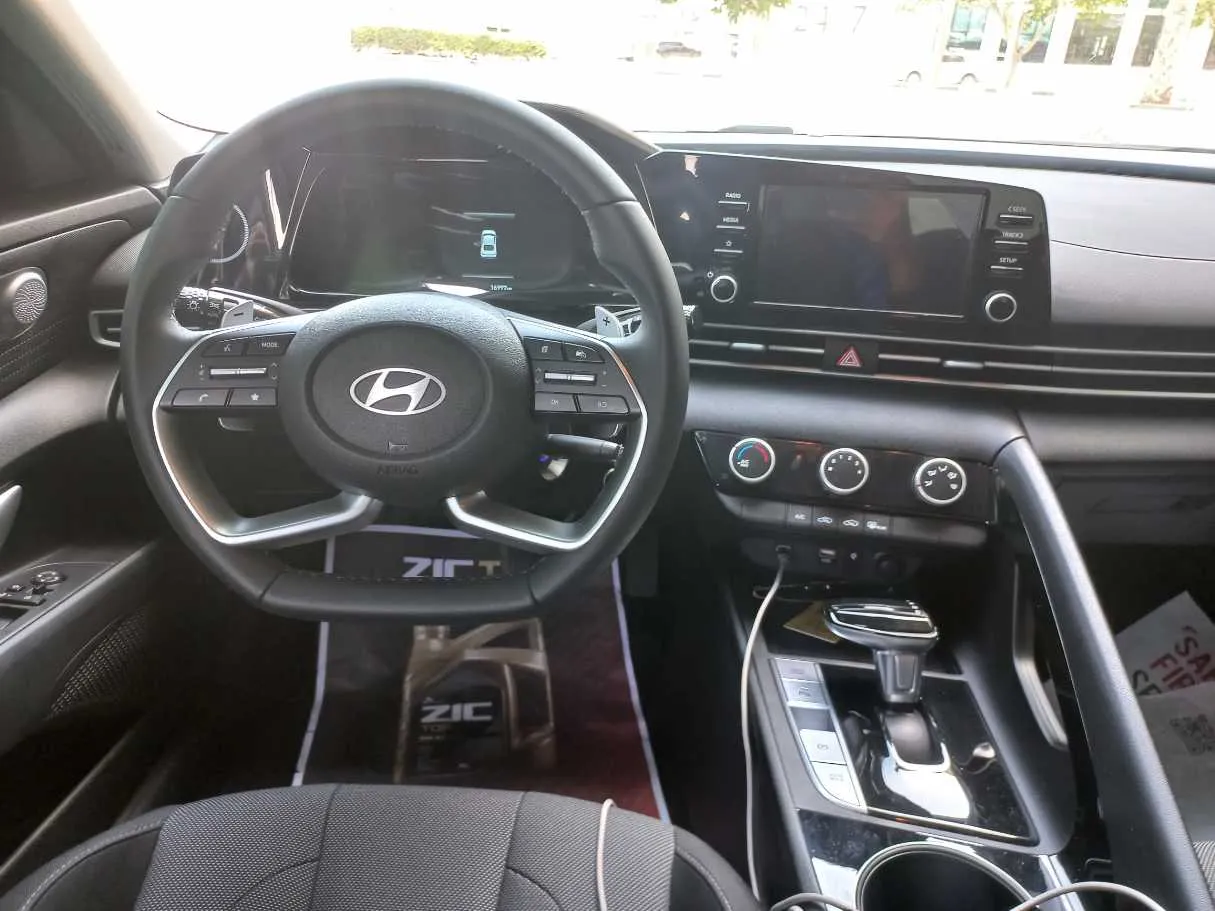 Car image 15