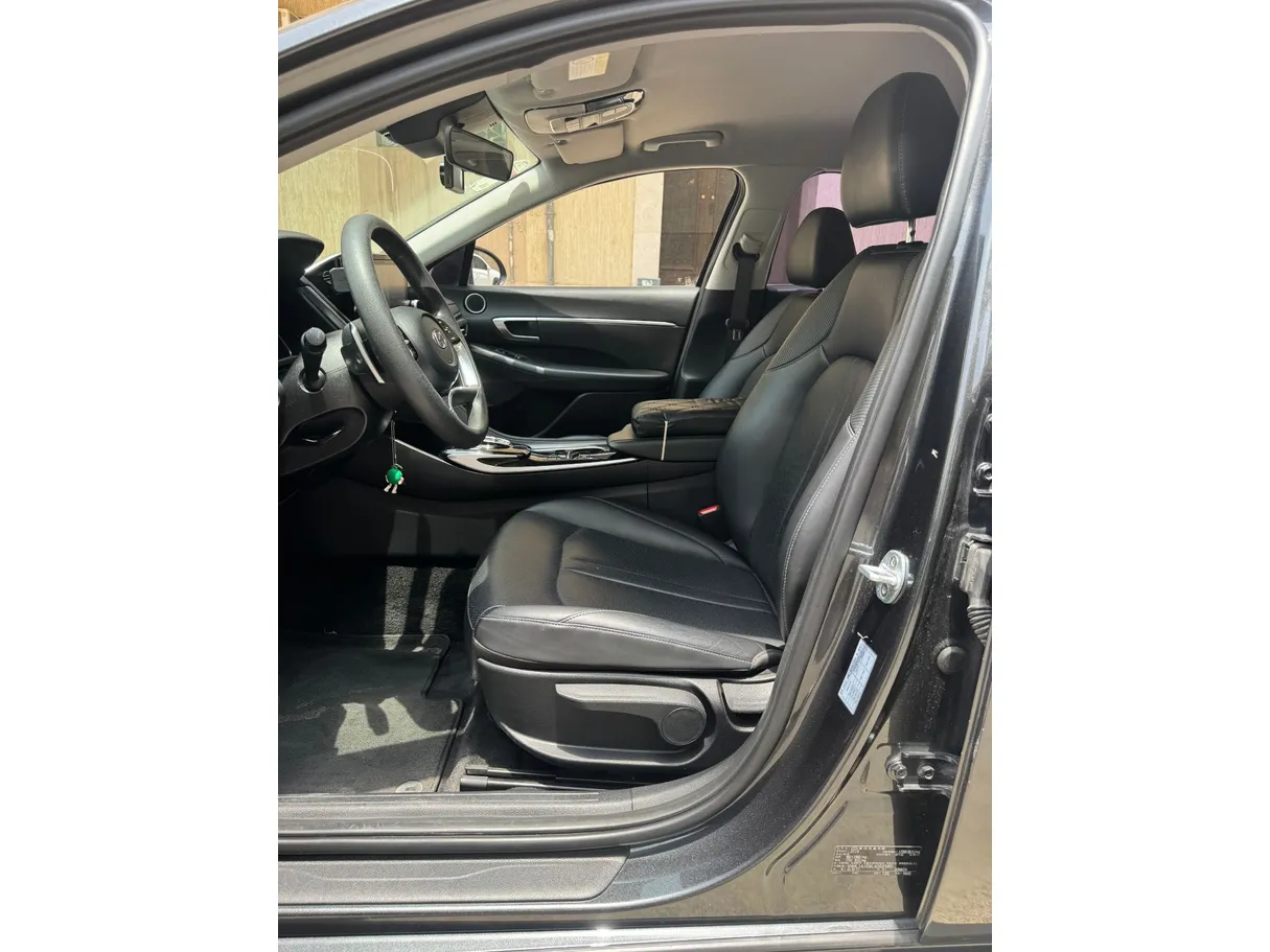 Car image 11