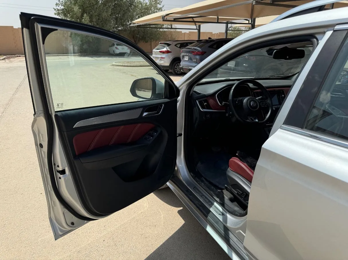 Car image 10