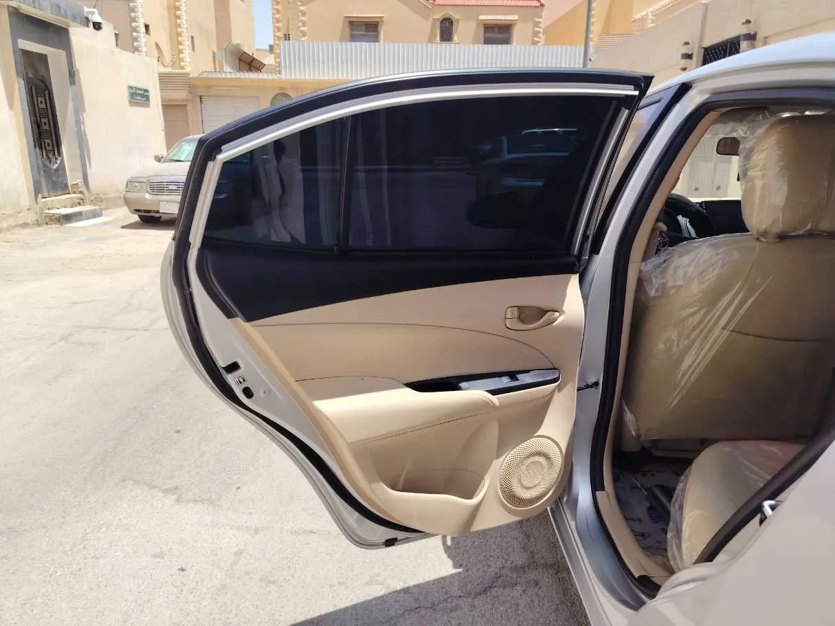 Car image 15