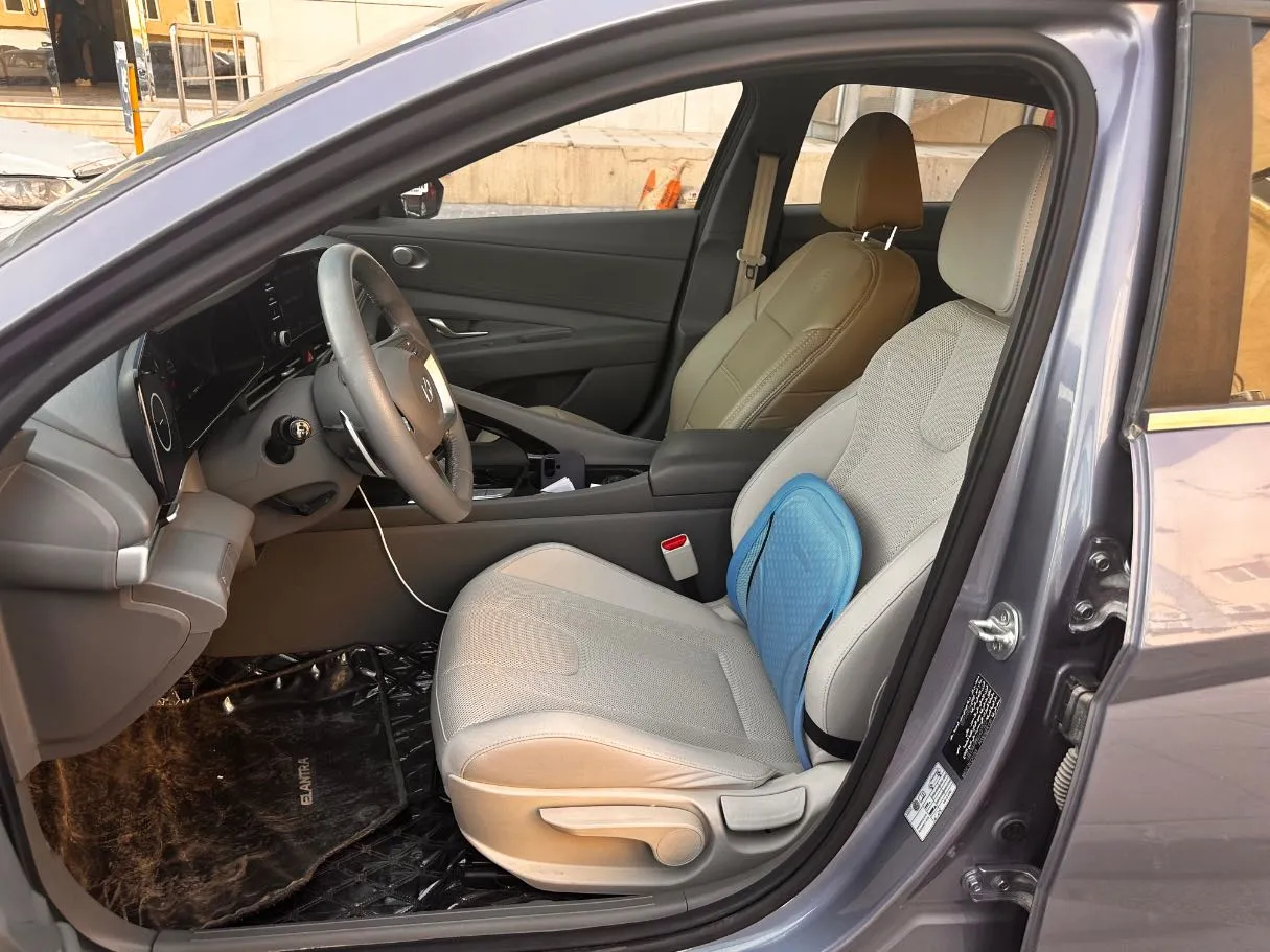 Car image 12