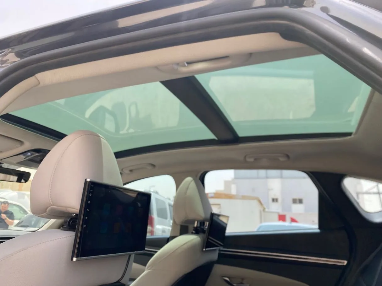 Car image 14