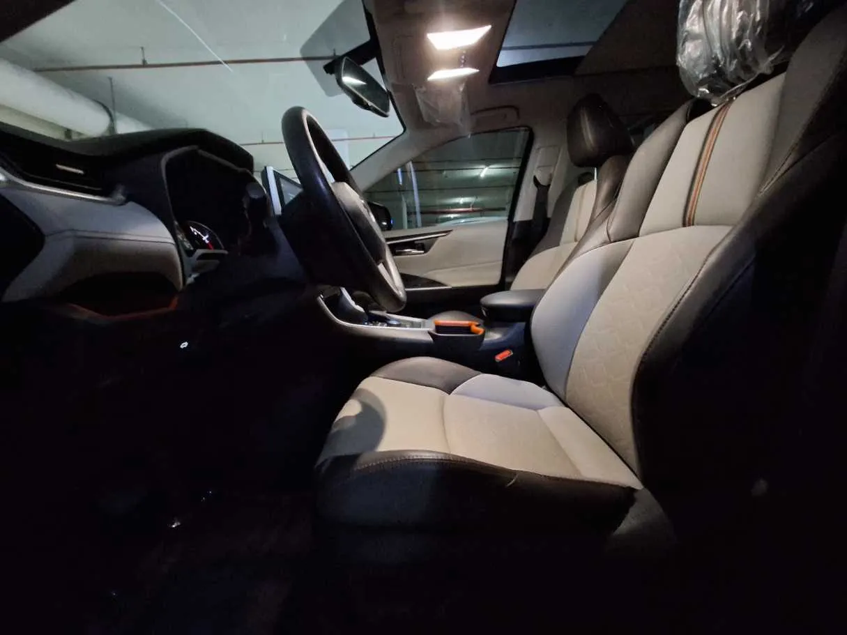 Car image 9