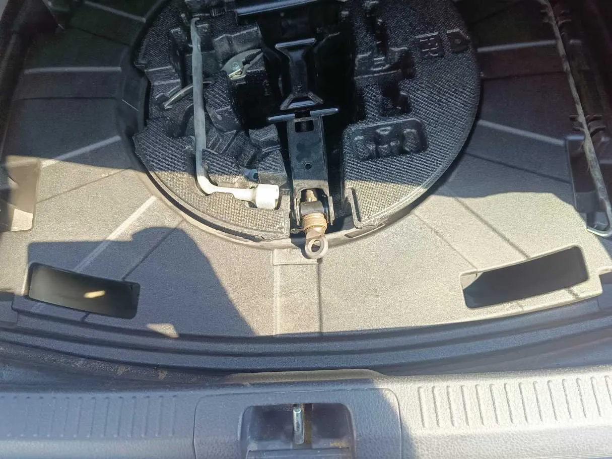Car image 30